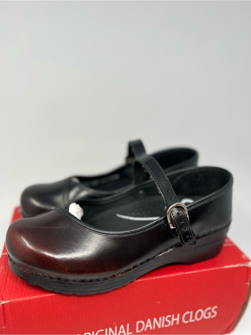Sanita Everly Clogs
Size 8.5